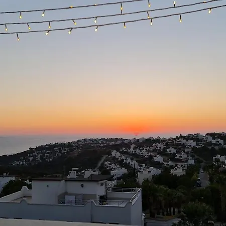 Summer In Bodrum With 2 Car Parking 4 Bedroom 3 Bathroom 2 Garden فيلا مصيف مكونة من 4 غرفة و 3 حمام و حديقتين في بودروم تركيا Отель Миляс