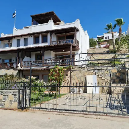 Summer In Bodrum With 2 Car Parking 4 Bedroom 3 Bathroom 2 Garden فيلا مصيف مكونة من 4 غرفة و 3 حمام و حديقتين في بودروم تركيا Отель
