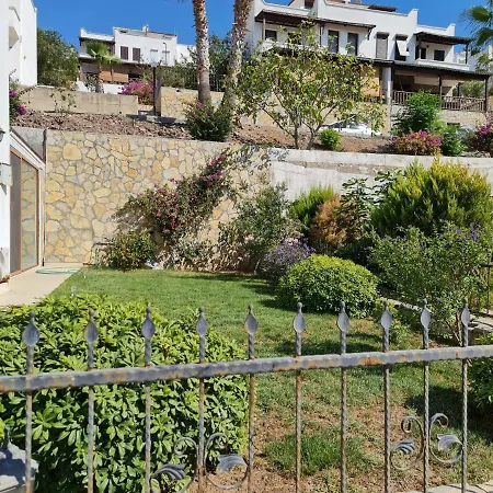 Summer In Bodrum With 2 Car Parking 4 Bedroom 3 Bathroom 2 Garden فيلا مصيف مكونة من 4 غرفة و 3 حمام و حديقتين في بودروم تركيا Отель *
